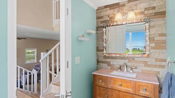 House (Multiple Bedrooms) | Bathroom | Shower, towels