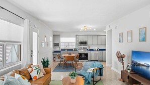 Eine moderne Wohnung mit Küche, Essbereich und Wohnzimmer.