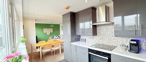 Refrigerador, horno, cafetera y tetera y utensilios de cocina