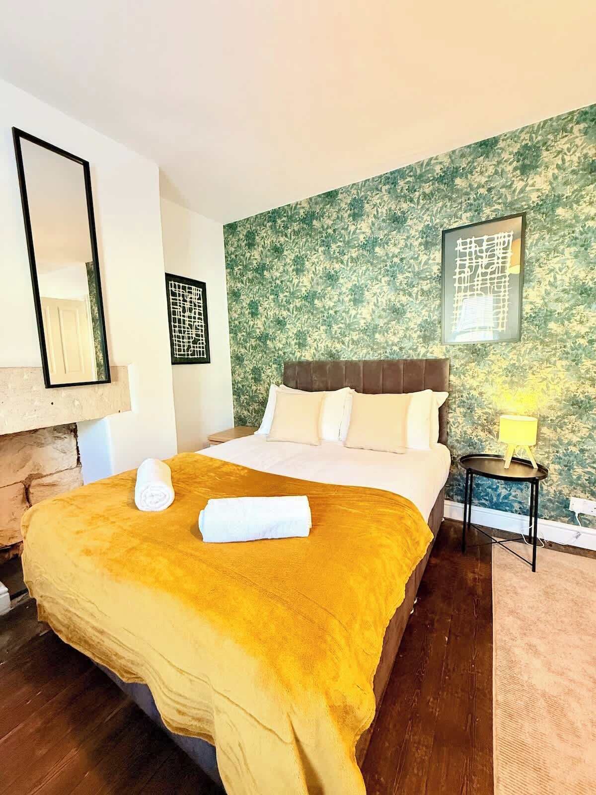 Iron/ironing board, travel cot, WiFi, bed sheets