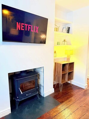 Interior - Free Off-Street Parking! | Sleeps 8 | NearCentre (Bath and North East Somerset)