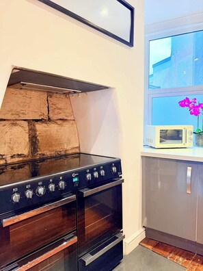 Interior - Free Off-Street Parking! | Sleeps 8 | NearCentre (Bath and North East Somerset)