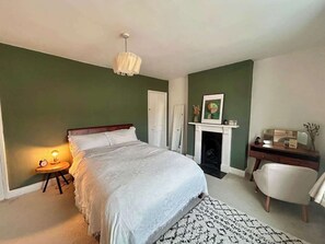 Iron/ironing board, WiFi, bed sheets - Redland House | 3 Bedroom | Sleeps 8 | Central (Redland)