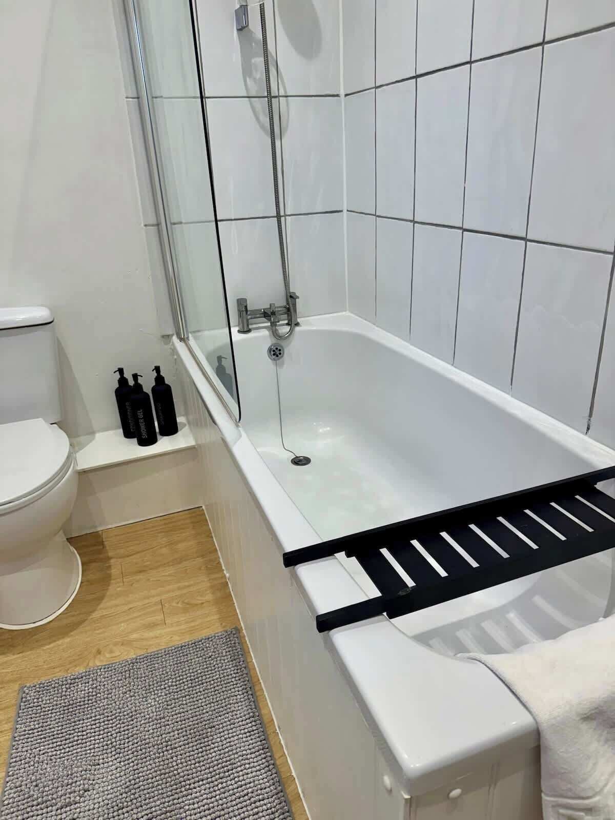 Ducha, secador de pelo y champú