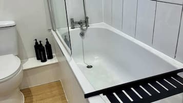 Ducha, secador de pelo y champú