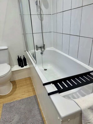 Douche, sĂšche-cheveux, shampoing