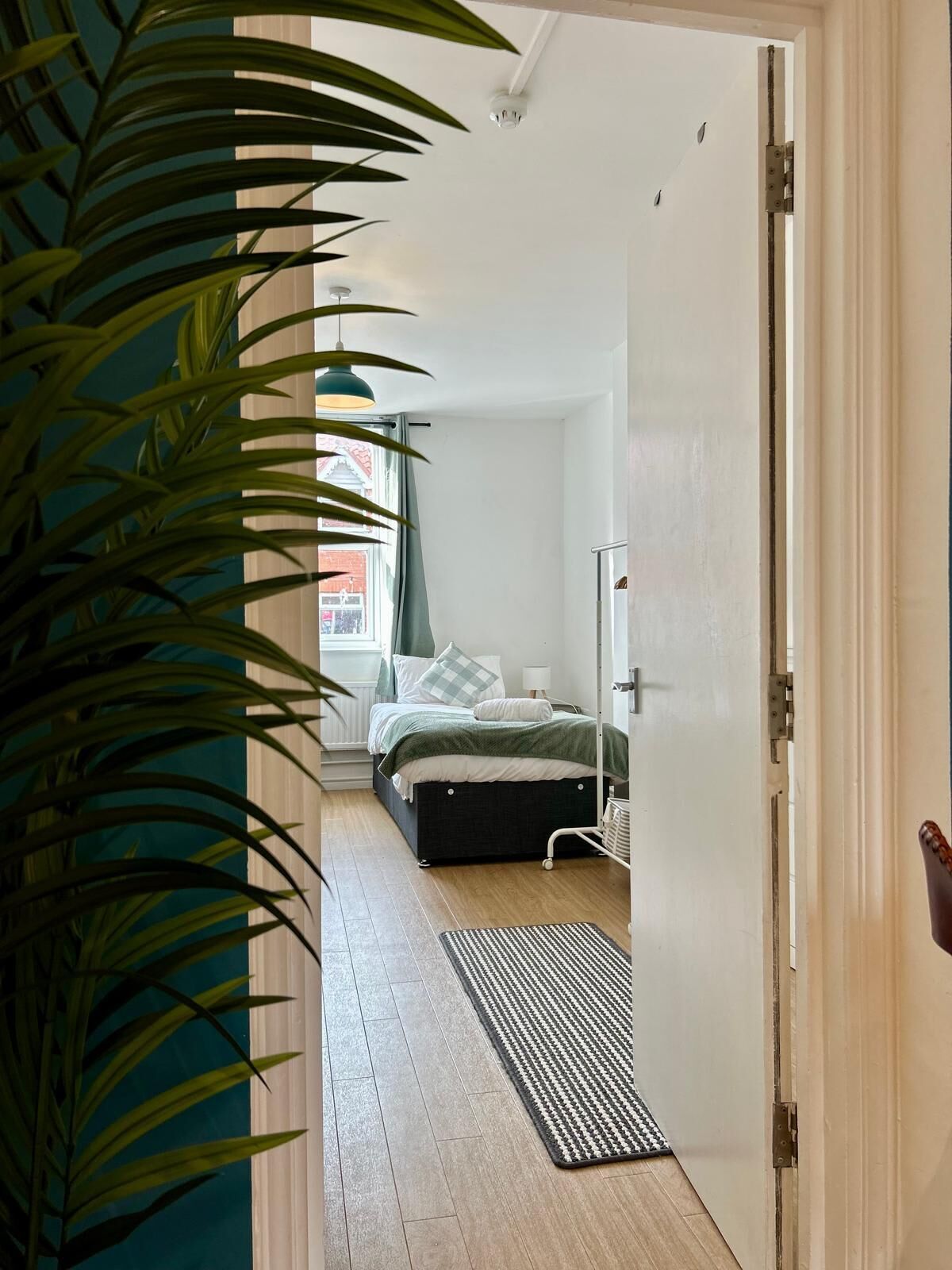 Tabla de planchar con plancha, wifi, ropa de cama