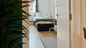 Tabla de planchar con plancha, wifi, ropa de cama