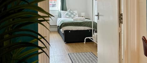 Iron/ironing board, WiFi, bed sheets