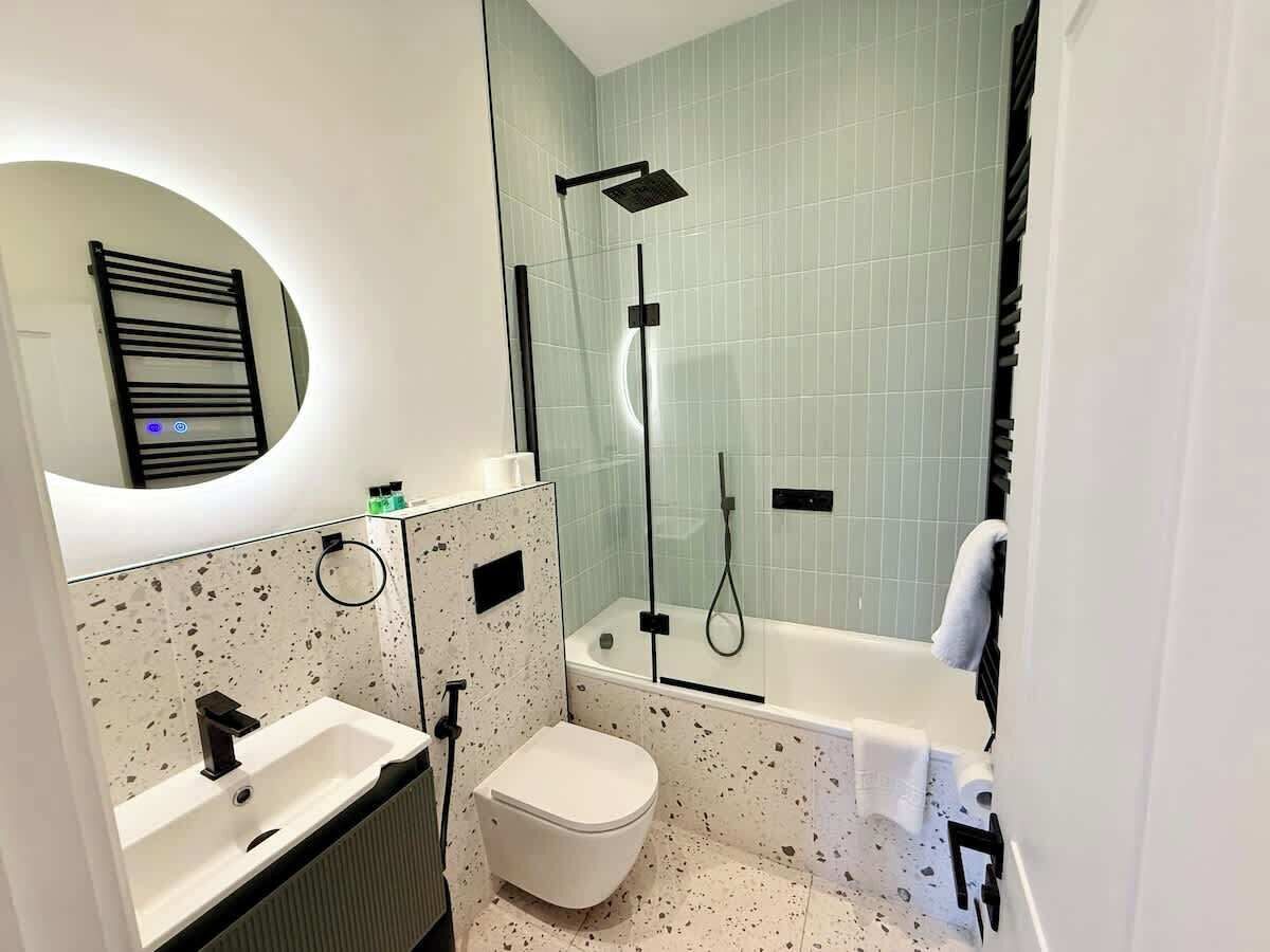 Een douche, een haardroger, shampoo