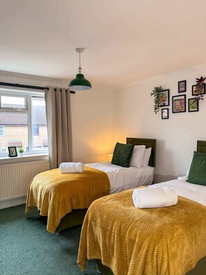 WiFi, bed sheets - The Drumond | In-Between Bath & Bristol | Sleeps 9 (Longwell Green)