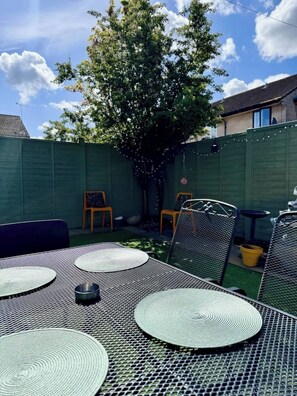 Outdoor dining - The Drumond | In-Between Bath & Bristol | Sleeps 9 (Longwell Green)