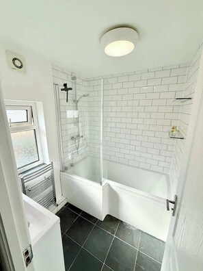 Shower, hair dryer - Home in between Bath and Bristol - Sleeps 9 guests (Keynsham)