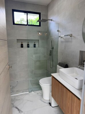 Shower, hair dryer, towels, soap - Casa Seahorse - Manuel Antonio - close to Marina, Beach and National Park (Quepos)