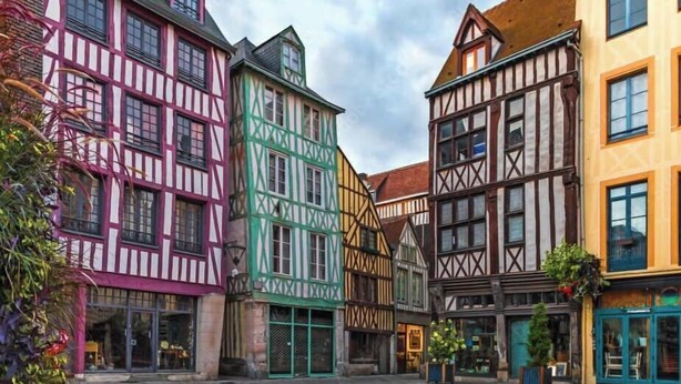 A traditional European street with half-timbered buildings, a cobblestone street, and a clear sky. - Gathéa, studio rénové pour 2 proche du Vieux marché (Rouen)