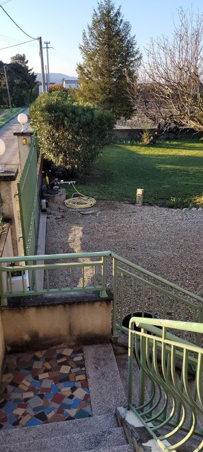 Property grounds - Holiday rental, ideal for 2 couples or a family of 4. (Pernes-les-Fontaines)