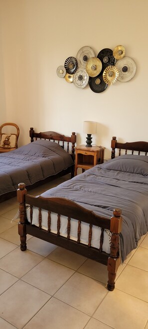 Room - Holiday rental, ideal for 2 couples or a family of 4. (Pernes-les-Fontaines)