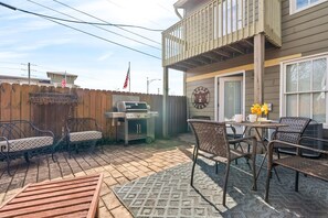 Outdoor dining - NEW! 2 King Beds, Outdoor Patio, 0.3 mi-Downtown (Auburn)