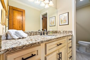 Hair dryer, towels, soap, toilet paper - NEW! 2 King Beds, Outdoor Patio, 0.3 mi-Downtown (Auburn)