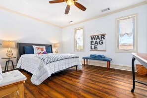 2 bedrooms, WiFi, bed sheets - NEW! 2 King Beds, Outdoor Patio, 0.3 mi-Downtown (Auburn)