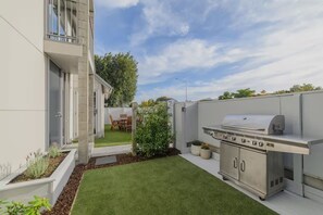 Outdoor dining - Modern Comfort in Central Christchurch (Christchurch)