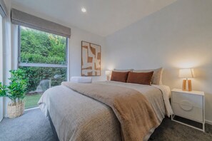 Een strijkplank/strijkijzer, wifi, beddengoed