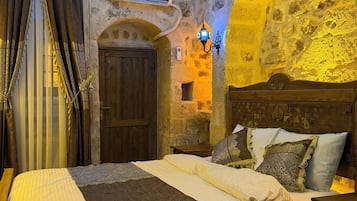 Egyptian cotton sheets, premium bedding, free minibar, desk