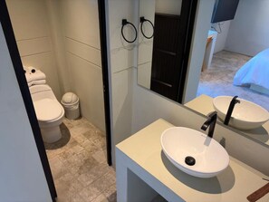 Standard-Suite | Badezimmer | Dusche, Handtücher, Seife, Toilettenpapier