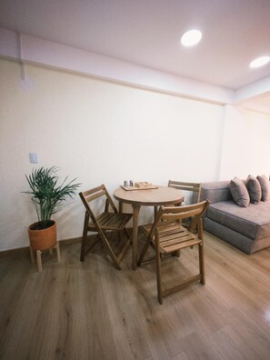 Dining - Seafront apartment in pleasant Cartagena with cool AC breeze (Cartagena)