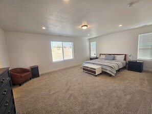 Room - Spacious 5-bedroom Family Home in West Jordan~4 Parking Spots~Quite+Clean (West Jordan)