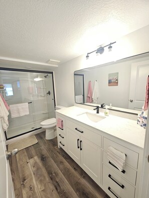 Bathroom - Spacious 5-bedroom Family Home in West Jordan~4 Parking Spots~Quite+Clean (West Jordan)