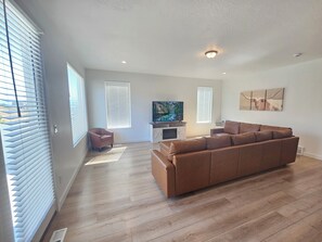 Living area - Spacious 5-bedroom Family Home in West Jordan~4 Parking Spots~Quite+Clean (West Jordan)