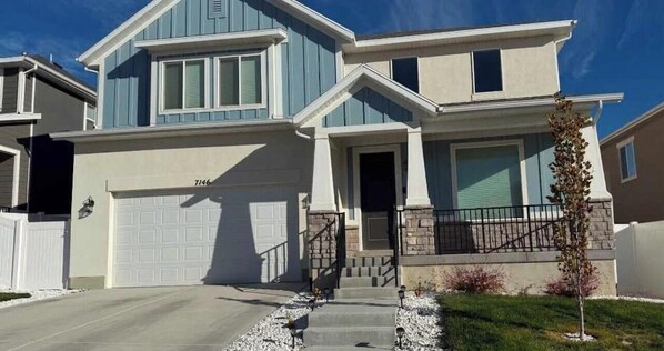Exterior - Spacious 5-bedroom Family Home in West Jordan~4 Parking Spots~Quite+Clean (West Jordan)