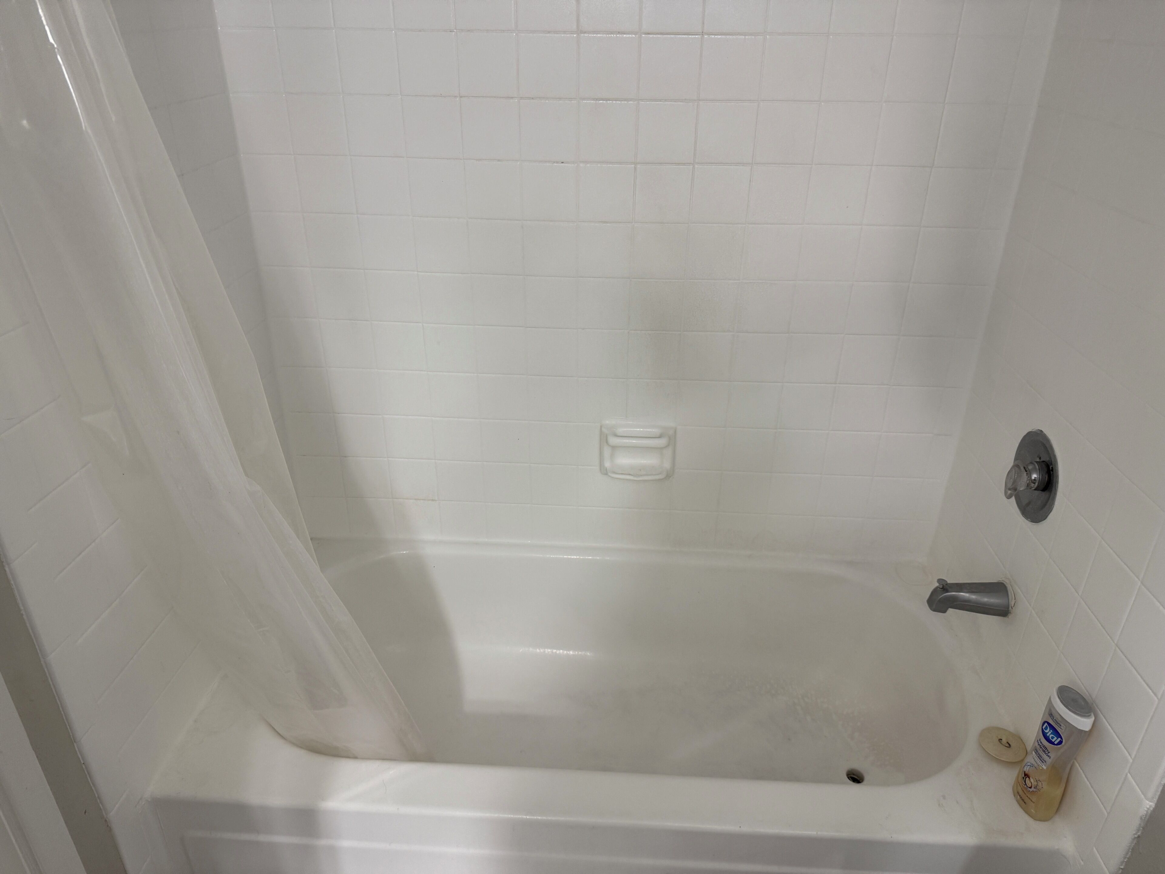 Haartrockner, Handtücher, Seife, Toilettenpapier