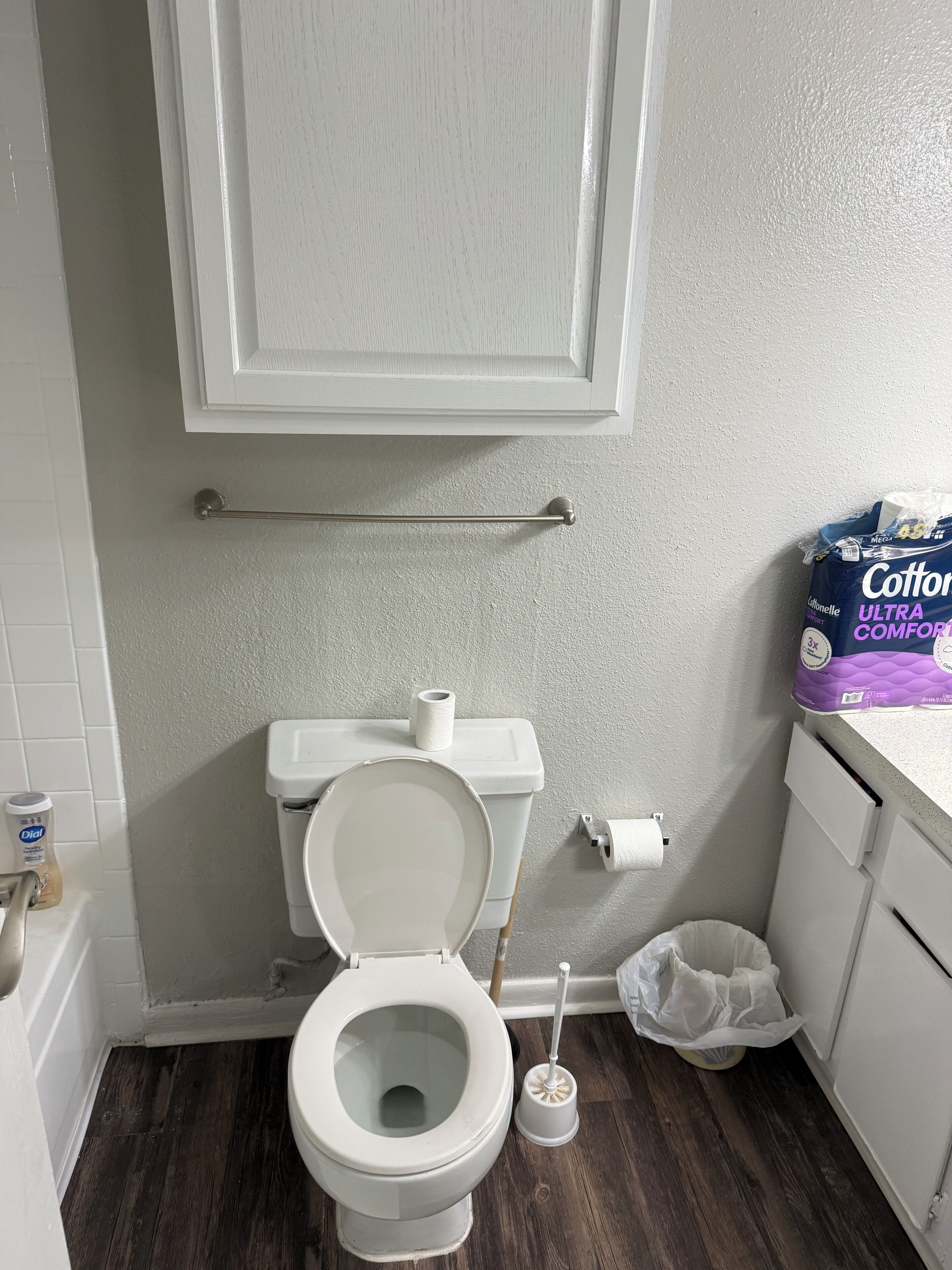 Een haardroger, handdoeken, zeep, toiletpapier