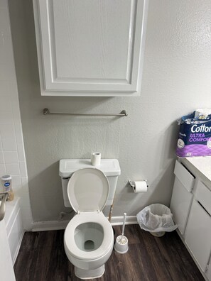 Haartrockner, Handtücher, Seife, Toilettenpapier