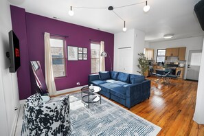 Smart TV - Modern 3BR Chicago Retreat, 7 Min to Fulton Market (Chicago)