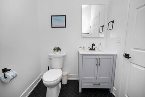 Shower, hair dryer, towels, soap - Modern 3BR Chicago Retreat, 7 Min to Fulton Market (Chicago)