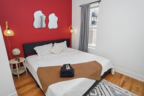 Iron/ironing board, travel crib, free WiFi, bed sheets - Modern 3BR Chicago Retreat, 7 Min to Fulton Market (Chicago)