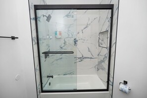 Dusche, Haartrockner, Handtücher, Seife