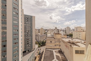 Una zona urbana con rascacielos y varios edificios, incluyendo un edificio destacado identificado como 'EDIFICIO Capri'.