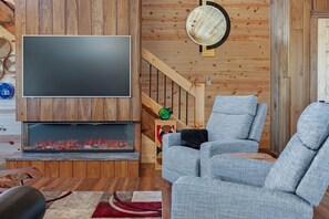 Interior - Skybox Cabin - Panoramic Gorge Views + Hot Tub (Frenchburg)