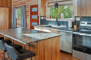 Private kitchen - Skybox Cabin - Panoramic Gorge Views + Hot Tub (Frenchburg)