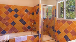 Dusche, Haartrockner, HandtĂŒcher