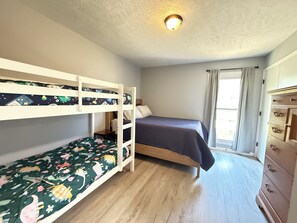 3 bedrooms, desk, iron/ironing board, WiFi - 3-bedroom house in Fayetteville with AC for relaxing stays with in ground pool (Fayetteville)