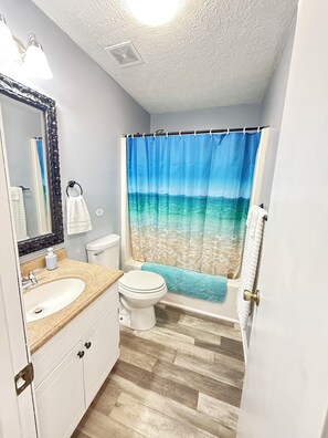 Towels, soap, shampoo, toilet paper - 3-bedroom house in Fayetteville with AC for relaxing stays with in ground pool (Fayetteville)