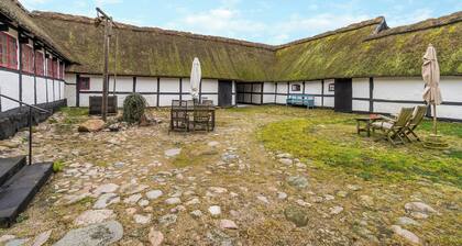 Timber-framed farm on Reersø with cobblestone yard
