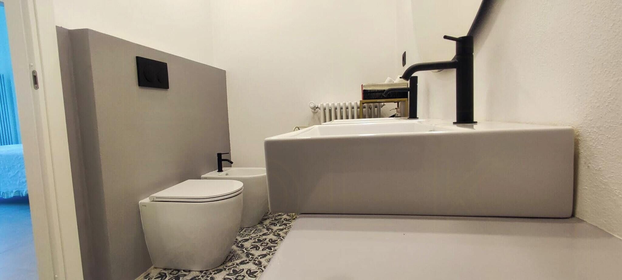 A bathroom with a toilet, a sink, and a bathtub.