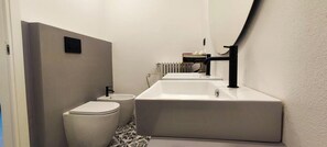 A compact bathroom with a toilet, a sink, and a bathtub. - Loft with pool in the Monferrato hills (Scurzolengo)