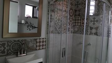 Regadera, amenidades de baño gratuitas, secadora de cabello, toallas